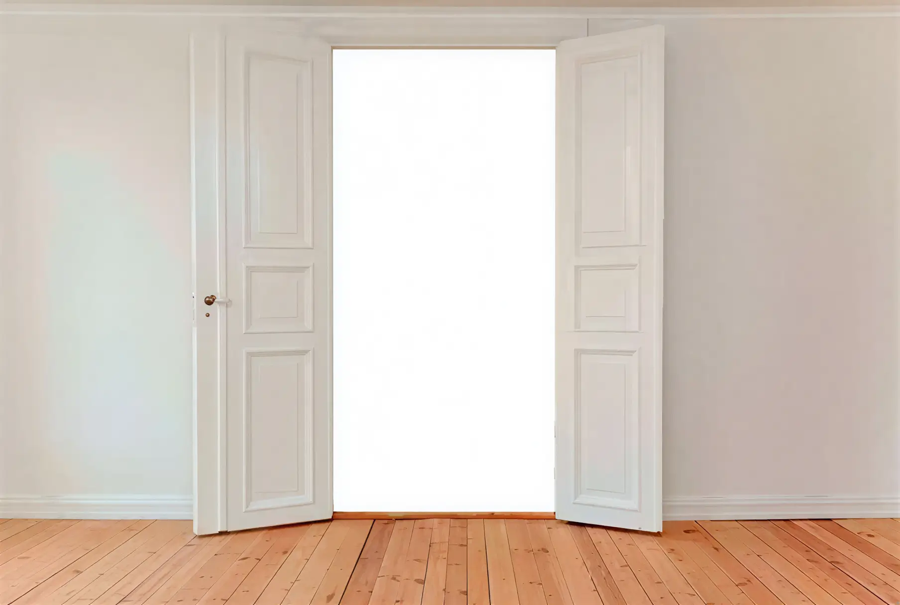 Los Pintores en Murcia lacando puerta interior en blanco con acabado profesional