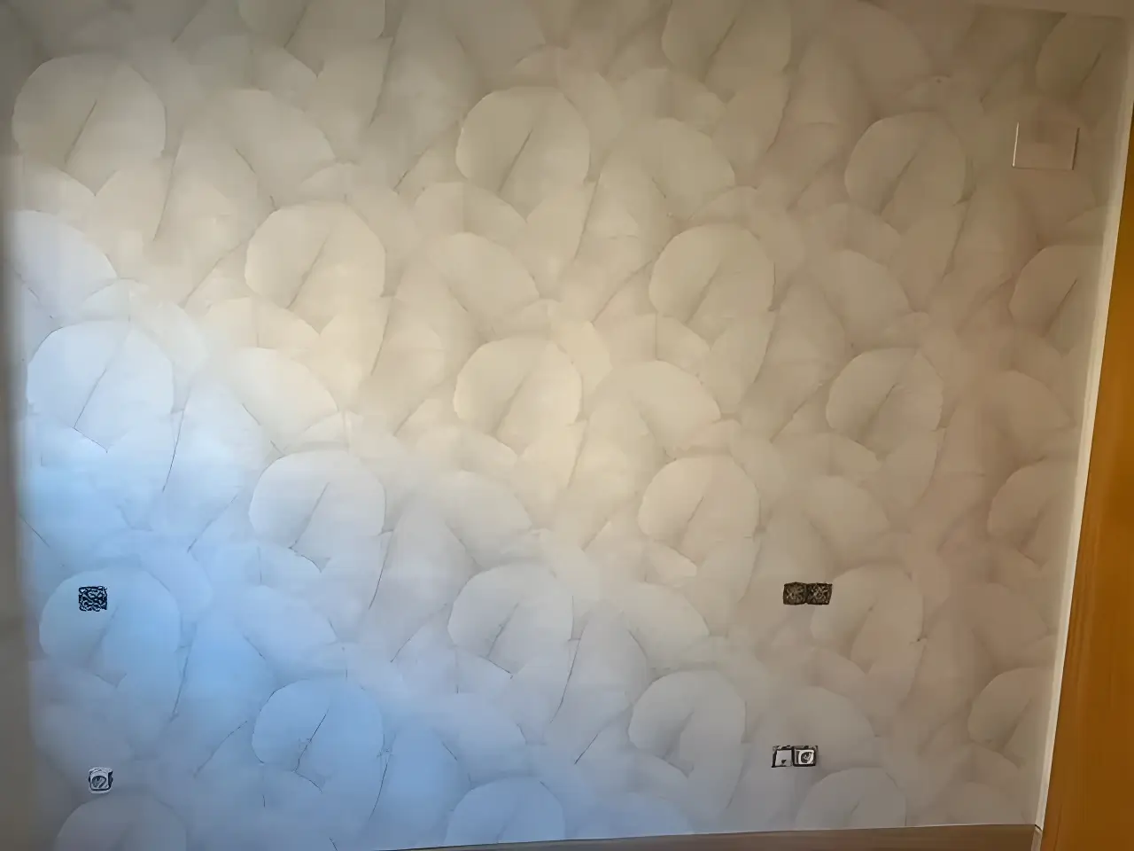 Los Pintores en Murcia aplicando papel pintado de textura clara en salón reformado