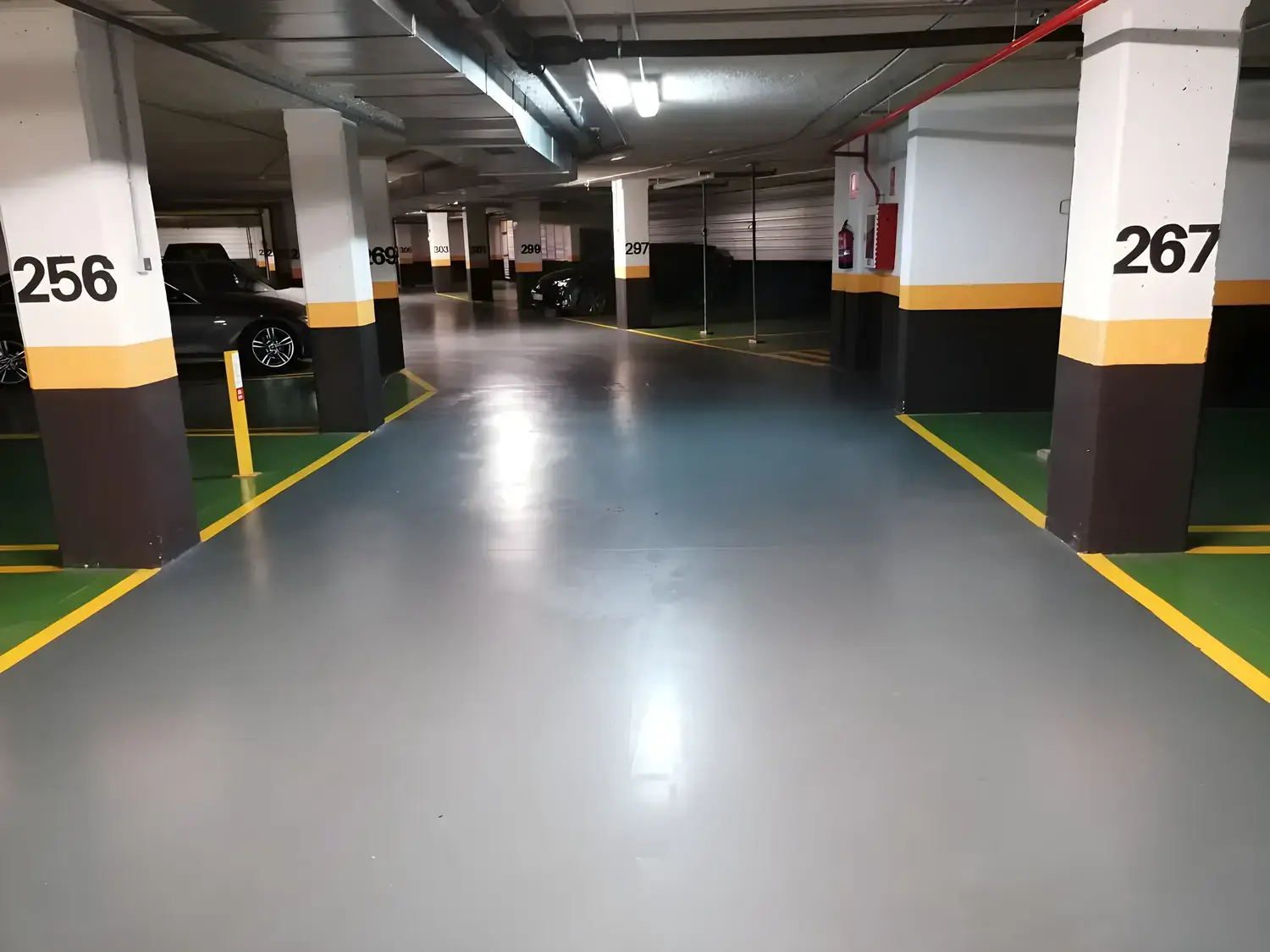 Garaje comunitario pintado y señalizado por Los Pintores en Murcia