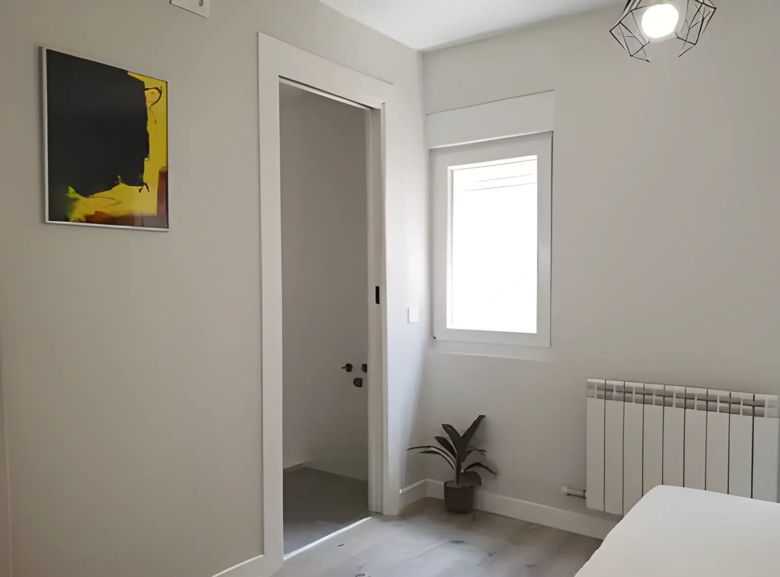 Habitación recién pintada en blanco por Los Pintores en Murcia para comunidad de vecinos
