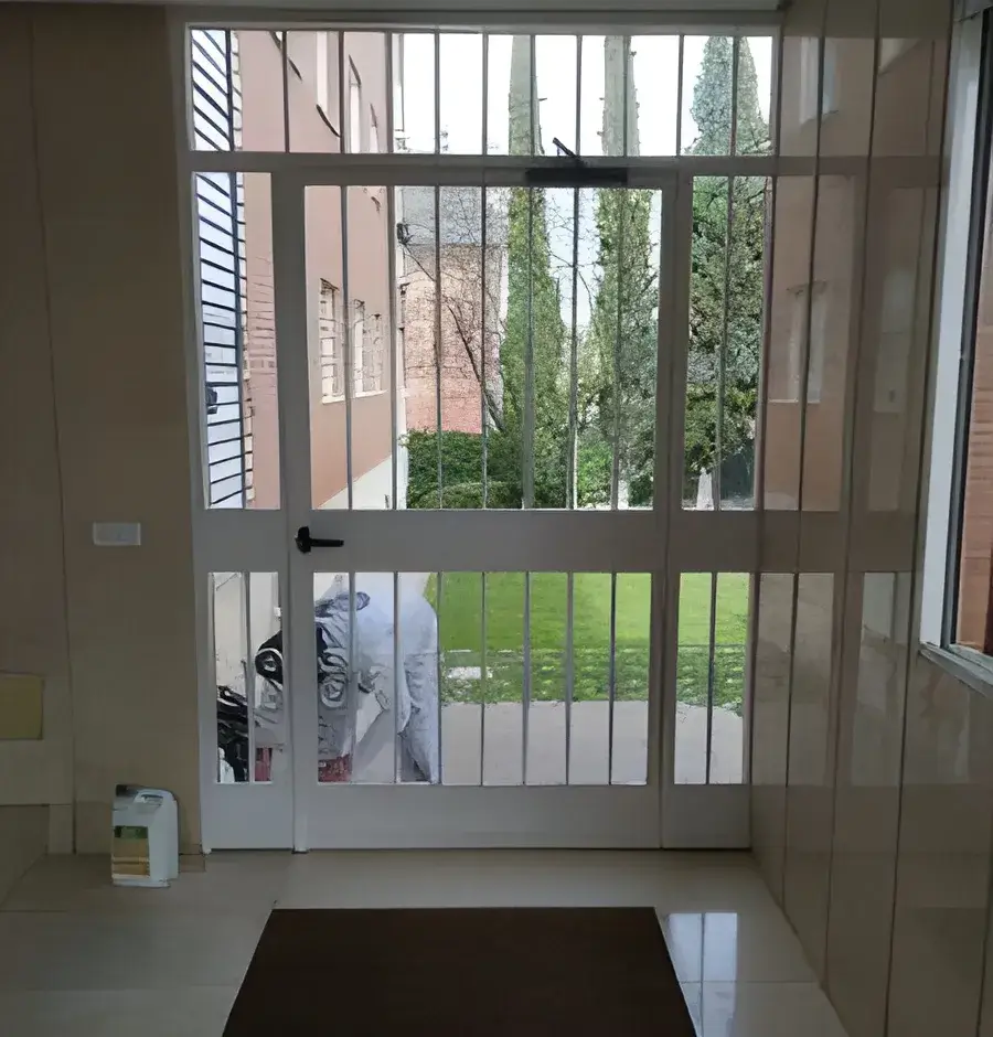 Portal de comunidad pintado por Los Pintores en Murcia con acabado luminoso