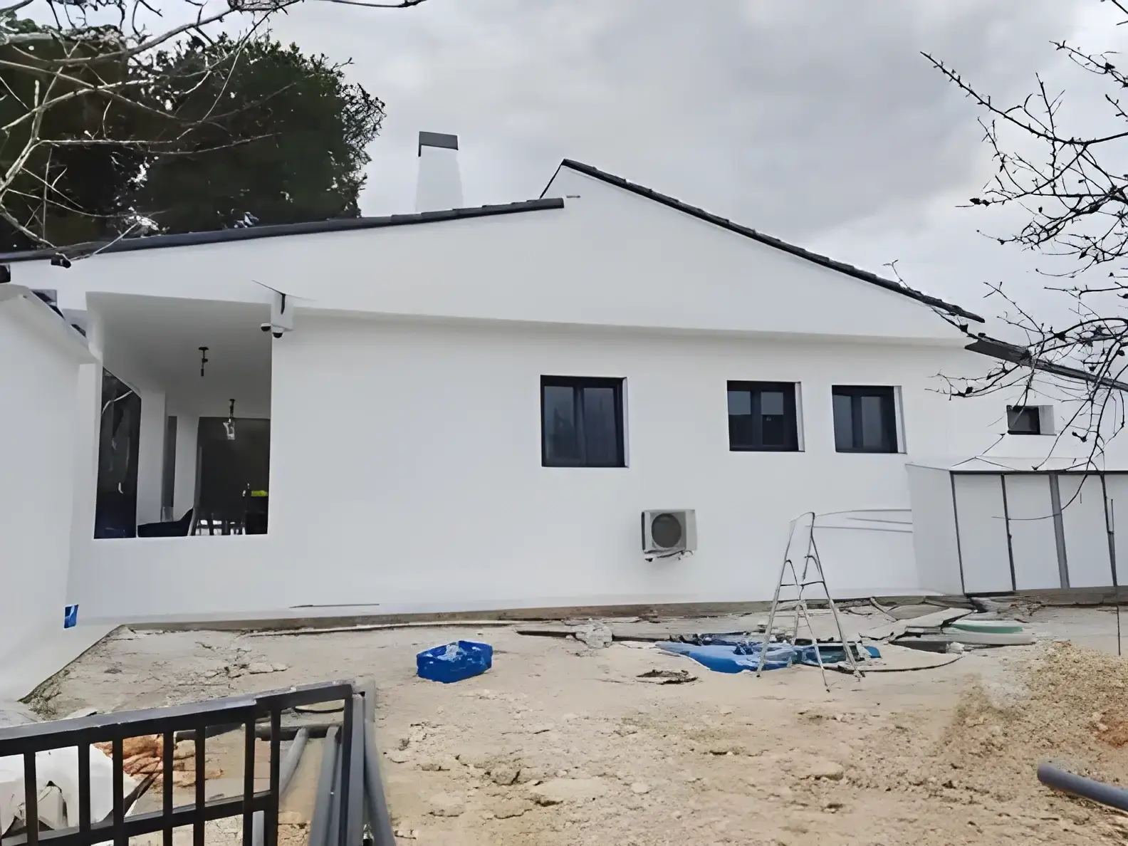Los Pintores en Murcia Fachada de chalet blanco recién pintada con acabado profesional