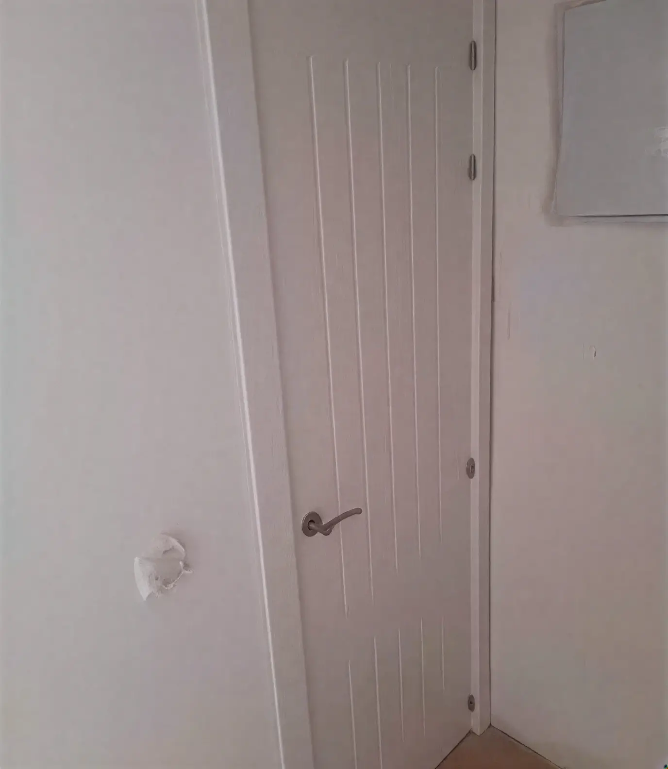 Puerta moderna con ranuras lacada en blanco por pintores profesionales en Murcia