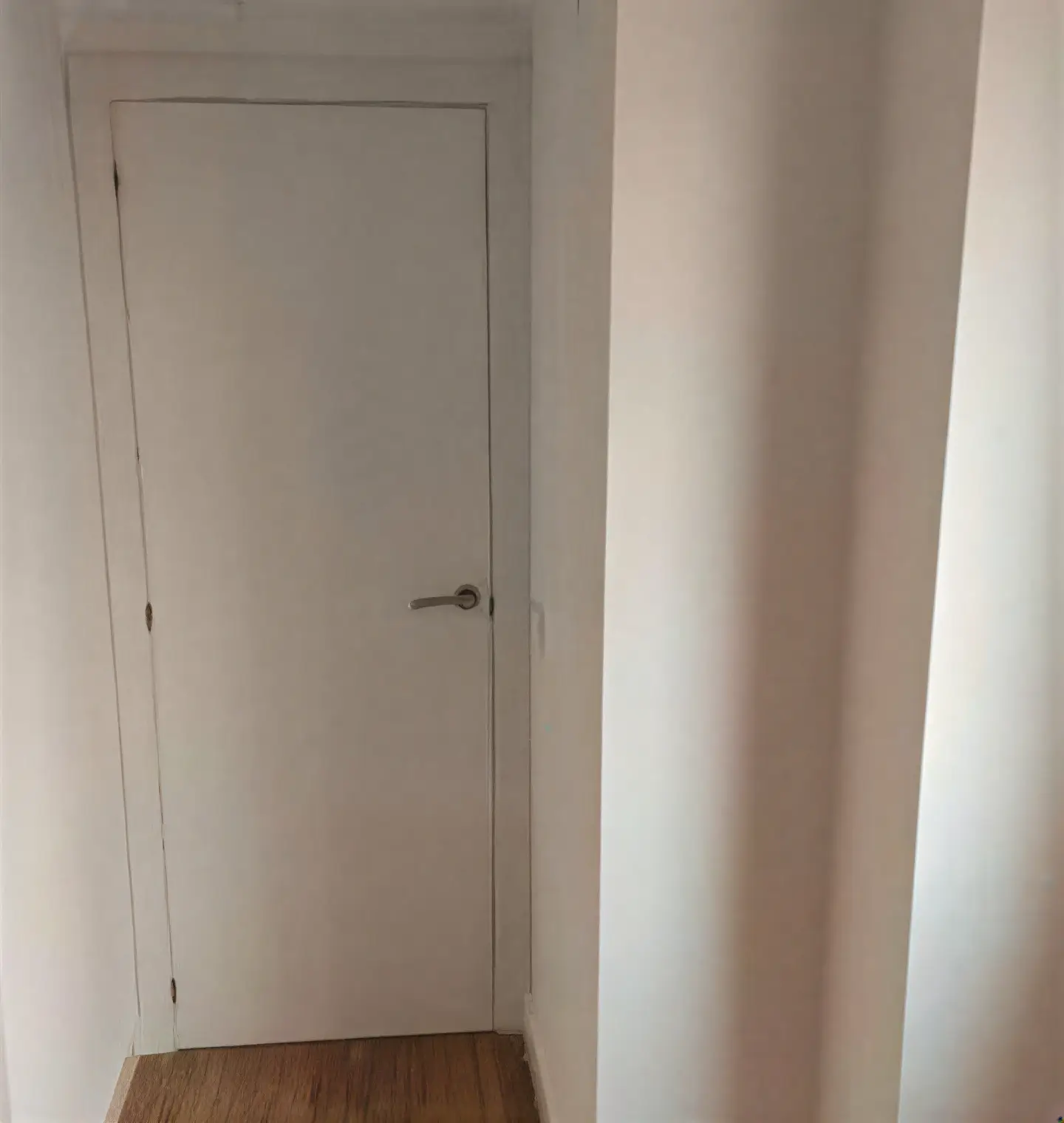 Puerta interior lacada en blanco en pasillo realizada por Los Pintores en Murcia