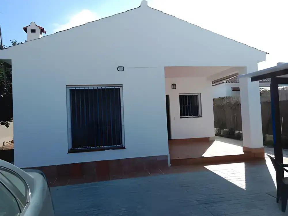 Los Pintores en Murcia pintando fachada de casa unifamiliar en color blanco