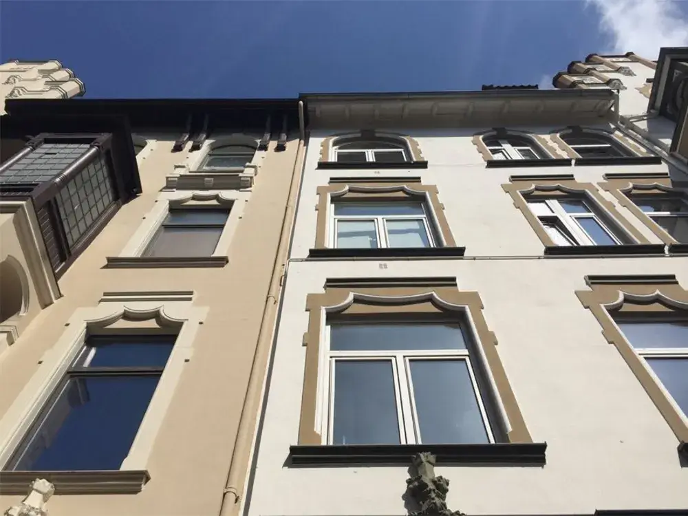 Los Pintores en Murcia Rehabilitación y pintado de fachada de comunidad en color blanco moderno