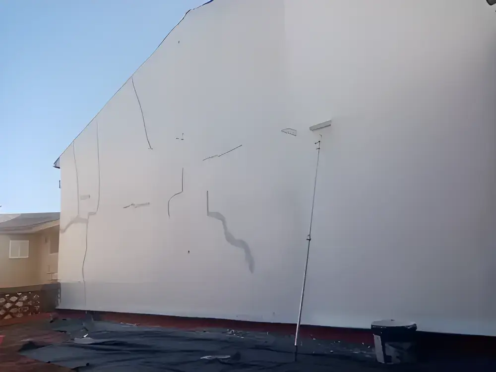 Los Pintores en Murcia fachada de chalet blanco recién pintada con acabado profesional